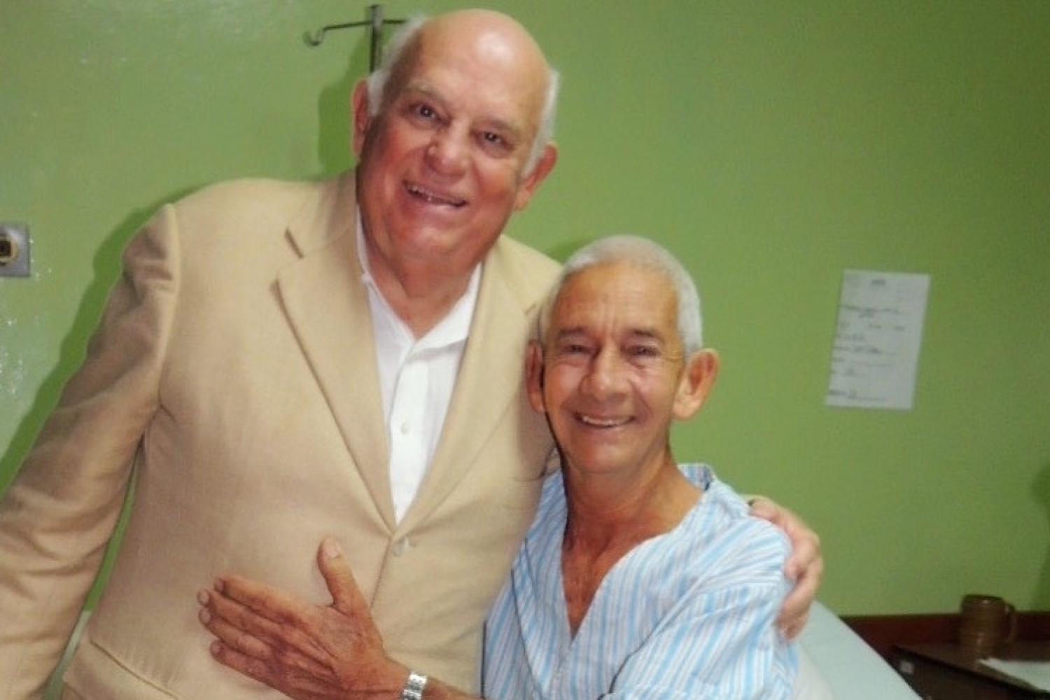 CIMEQ Hospital - November 2015 Dr. Dorr greets a happy patient during rounds